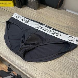 Calvin Klein Men’s Hip Breifs, metallic threading on lettering, Black, sz Large